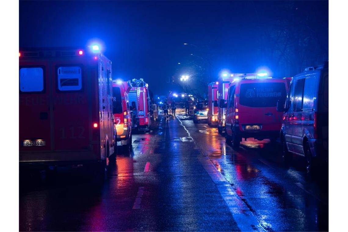 Horror-Crash in Berlin: Tote, ein Verdächtiger Dutzende Einsatzfahrzeuge von Polizei und Feuerwehr stehen am Unfallort. Foto: Paul Zinken/dpa