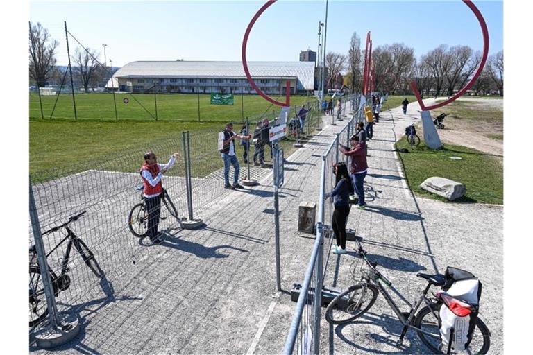 Dutzende Menschen treffen sich an der Deutsch-Schweizer Grenze zwischen Konstanz und Kreuzlingen. Foto: Felix Kästle/dpa