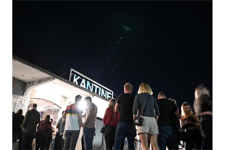 Dutzende Menschen warten vor dem Club Kantine, um nach einem Corona-Test in den Club zu dürfen. Foto: Felix Kästle/dpa/Archivbild