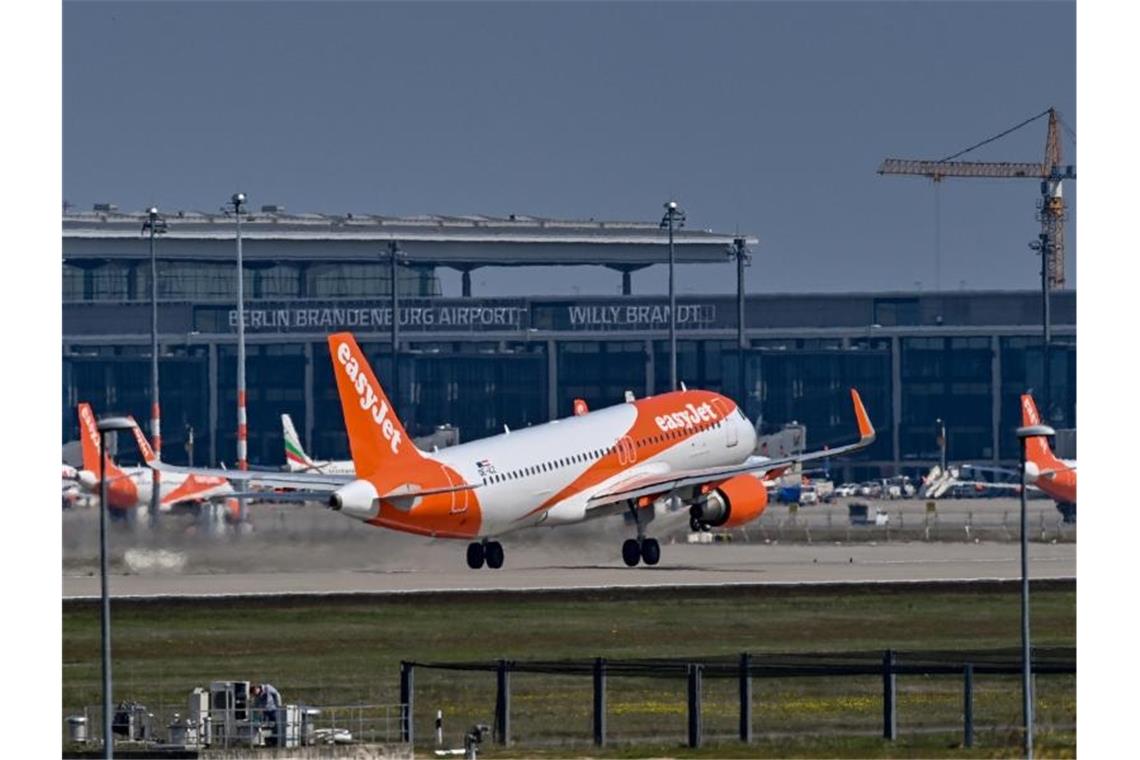 Billigflieger Easyjet sieht erste Omikron-Auswirkungen Easyjet-Chef Johan Lundgren: Zum Start in den Winter gibt es viele Unsicherheiten. Foto: Patrick Pleul/dpa-Zentralbild/dpa