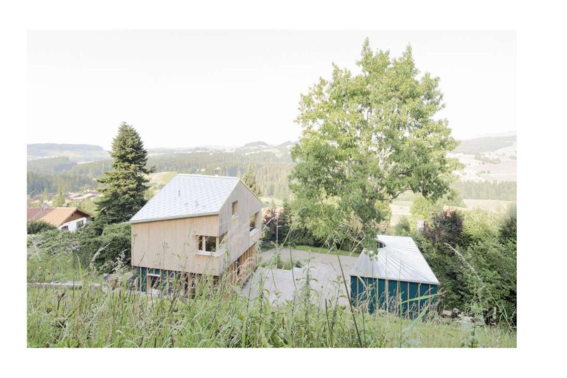 Ebenfalls von Yonder – Architektur und Design: das Holzhaus im Allgäu, um den Baum herum geplant wurde das kleine Nebengebäude mit Gästebereich und Sauna.