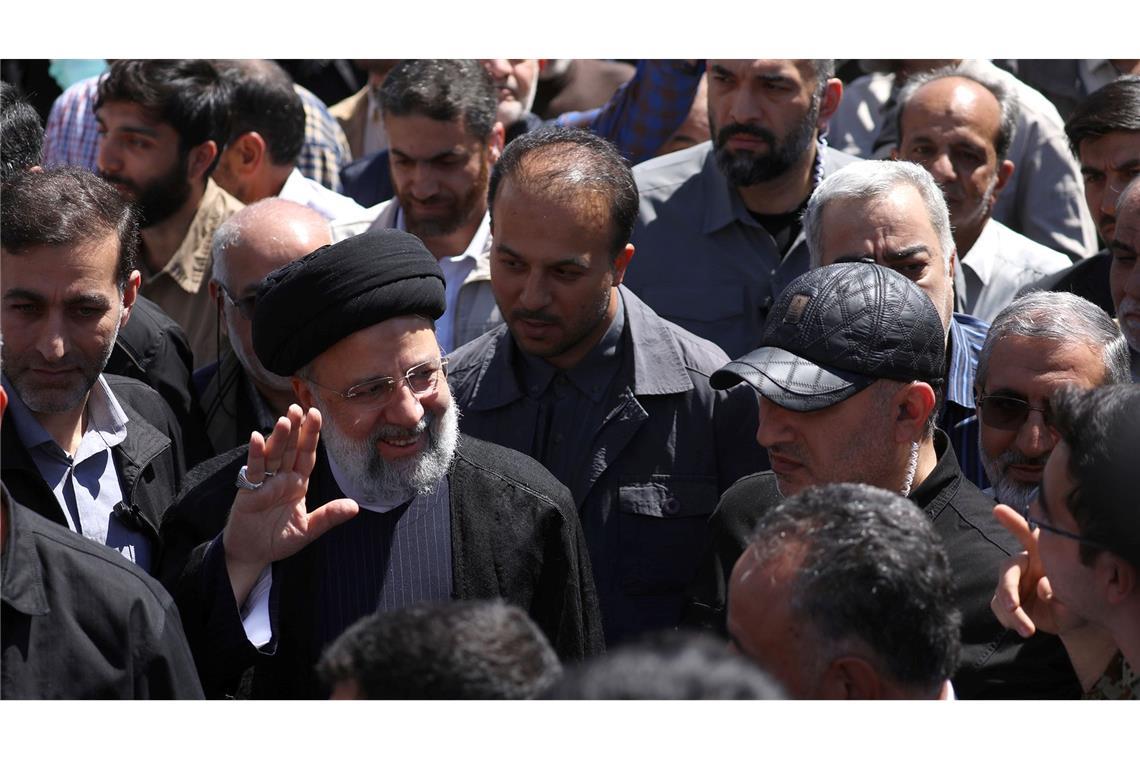 Ebrahim Raisi (M), Präsident des Iran, nimmt an einer Kundgebung zum Al-Kuds-Tag teil. Der vom Iran angekündigte Vergeltungsschlag hat Israel und die USA in höchste Alarmbereitschaft versetzt.