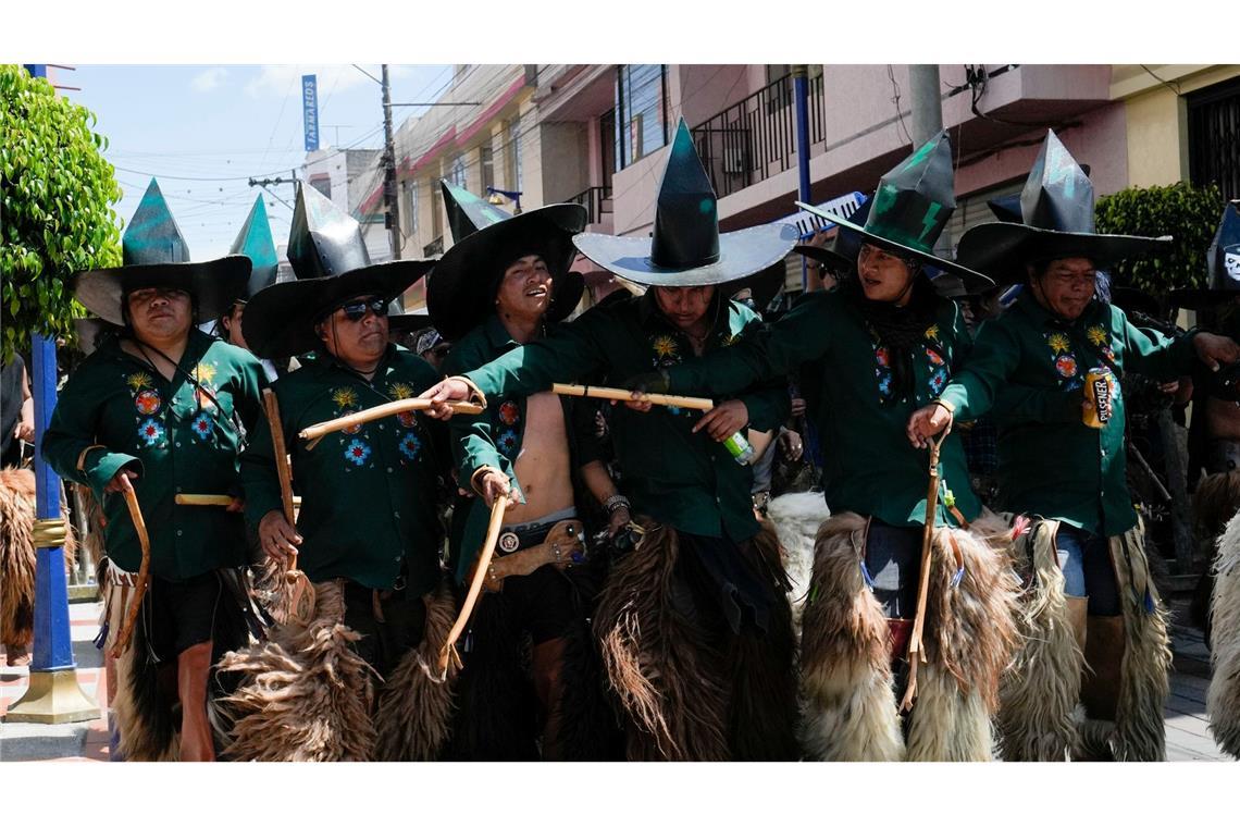 Ecuador, das kleinste der Andenländer, feiert den Sonnengott der Inkas. Zu Ehren von Inti führen diese Männer in Cotacachi im Norden des Landes ein Ritual durch - in der Hoffnung auf eine reiche Ernte.