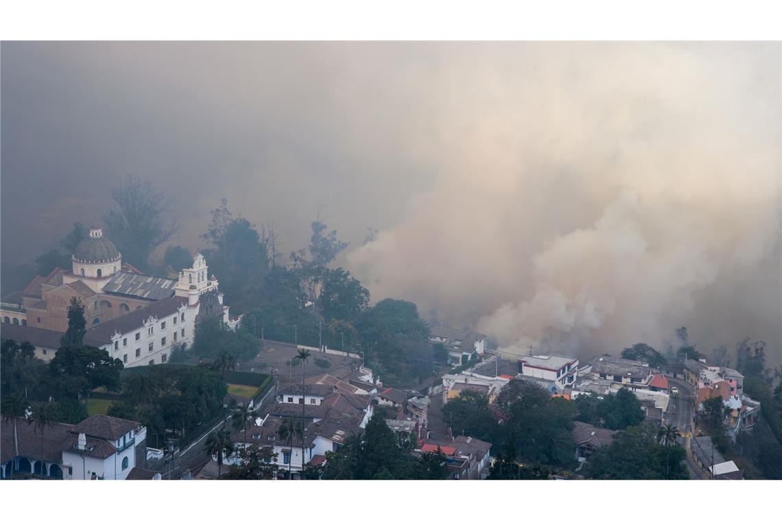 Heftige Waldbrände in Ecuadors Hauptstadt Quito