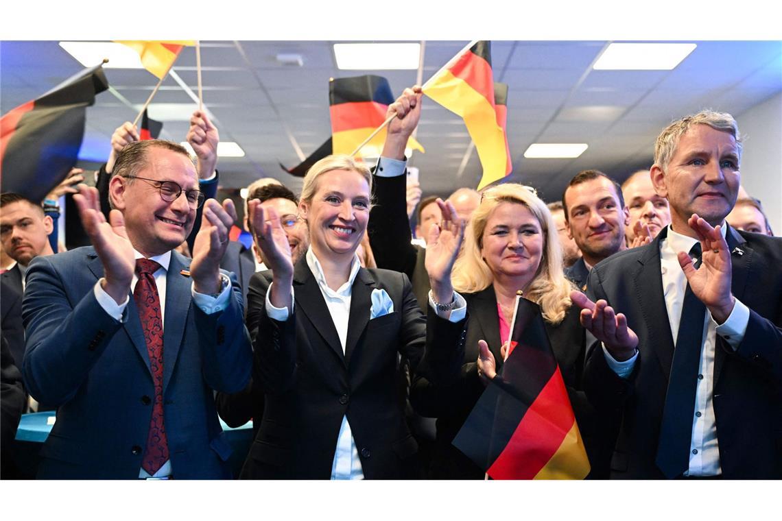 EDie AfD feiert einen Triumph: Spitzenkandidatin Alice Weidel (Zweite von links) mit Co-Chef Tino Chrupalla (links) und Björn Höcke