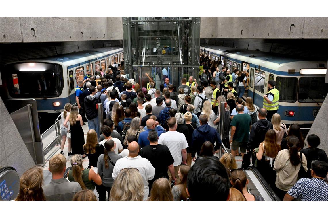 Egal wie genial das Konzert war - danach müssen alle noch nach Hause - Auch nach dem ersten von zehn Adele-Konzerten in München.