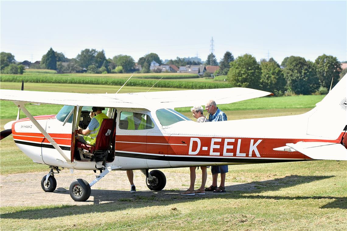 Ehepaar Weber aus Welzheim fliegt beim Rundflug, den die Besucher buchen können,...