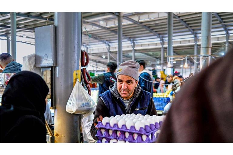 Eierverkauf auf einem Markt im türkischen Izmir