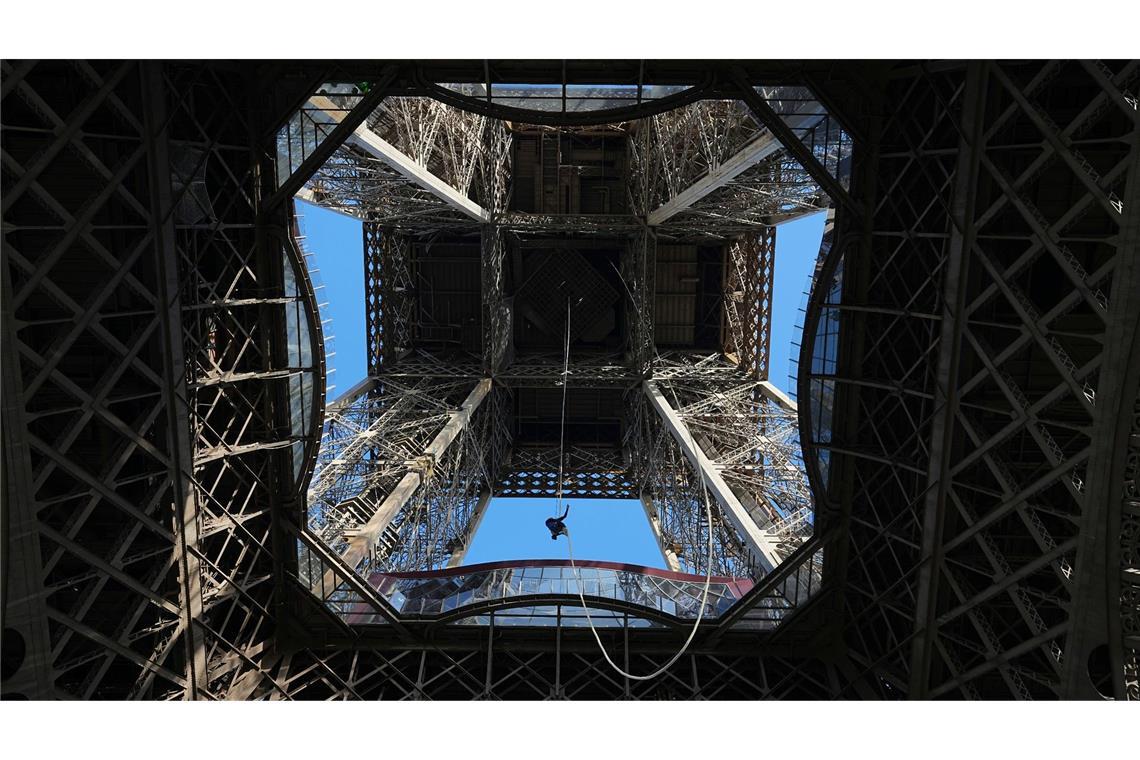 Eiffelturm von unten: Sportler messen sich am Pariser Wahrzeichen im Seilklettern. Anouk Garnier ist hier auf dem Weg zur in 110 Meter gelegenen zweiten Etage des Turms.
