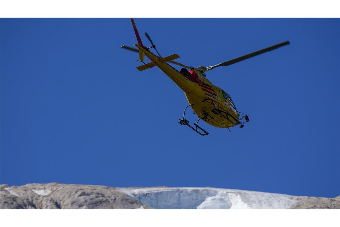 Ein 13-jähriger Bub kam nach Polizeiangaben mit einem Schrecken und nur leichten Verletzungen davon: Ein Rettungshubschrauber rettete den Jungen aus einem Fluss, nachdem er von der Strömung mitgerissen worden war.(Symbolbild)