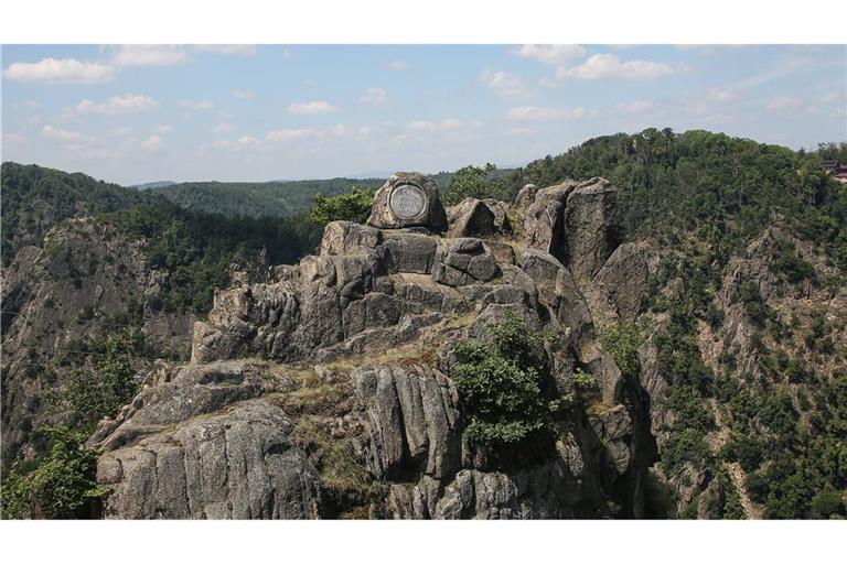 Ein 17-Jähriger ist von einer öffentlichen Aussichtsplattform am Hexentanzplatz bei Thale (Harz) rund 40 Meter in Tiefe gestürzt. (Archivbild)