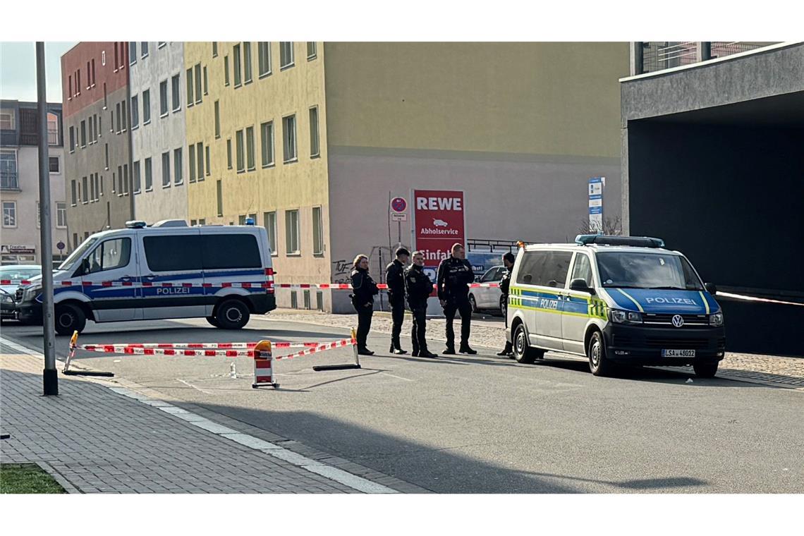 Ein 18-Jähriger soll bei einer Auseinandersetzung in Magdeburg zwei Menschen tödlich verletzt haben.