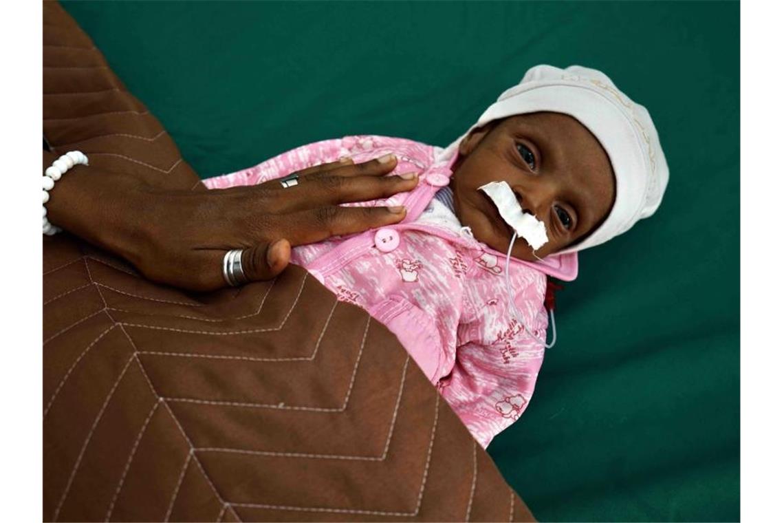 Mehrheit der Menschen im Jemen hat kein Geld für Essen Ein 38 Tage altes unterernährtes Baby in einem Krankenhaus im Jemen. 60 Prozent der Bevölkerung in dem Land können sich keine Grundnahrungsmittel mehr leisten. Foto: Giles Clarke/UNOCHA/dpa
