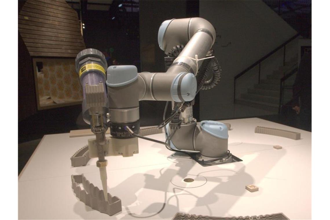 Arbeitnehmer sehen eigenen Job vergleichsweise sicher Ein 3D-Drucker im Futurium Berlin. Maschinen wie dieser Roboterarm übernehmen inzwischen Arbeiten, die vorher Menschen erledigt haben. Foto: Philipp Brandstädter/dpa