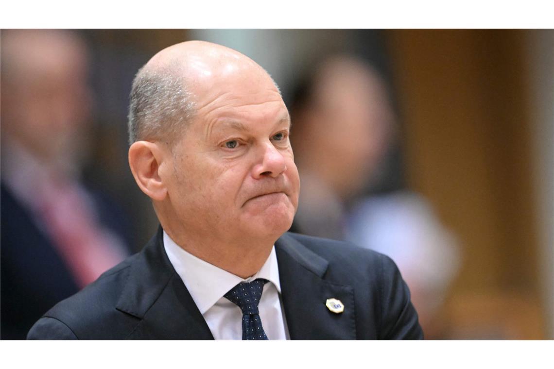 50-Jähriger umarmt Olaf Scholz – Gericht verhängt Geldstrafe Ein 50-Jähriger umarmte Bundeskanzler Olaf Scholz auf dem Gelände des Frankfurter Flughafens. Jetzt wurde er vor Gericht verurteilt (Archivfoto).