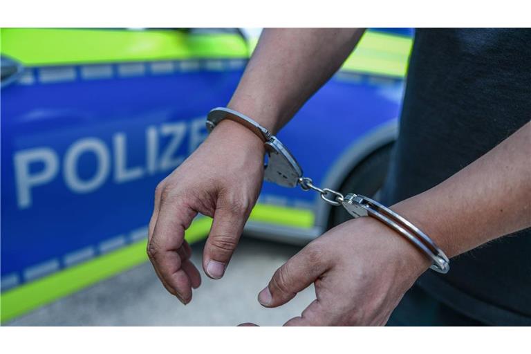 Ein 51-Jähriger in einem psychischen Ausnahmezustand hat am Samstag in Schwäbisch Hall Polizisten angegriffen. Er kam in eine Fachklinik (Symbolfoto).