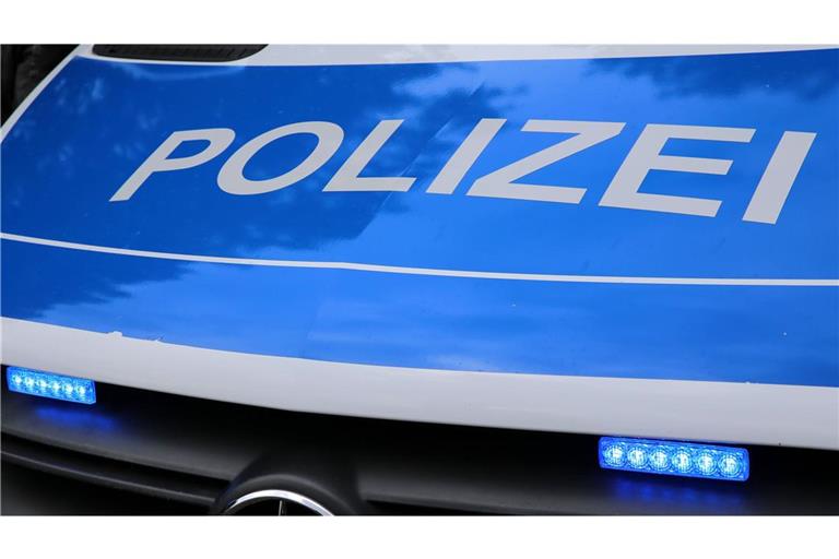 Ein 65-jähriger Autofahrer hat in Bochum einen Polizisten angefahren und mehrere Meter auf der Motorhaube mitgeschleift (Symbolfoto).