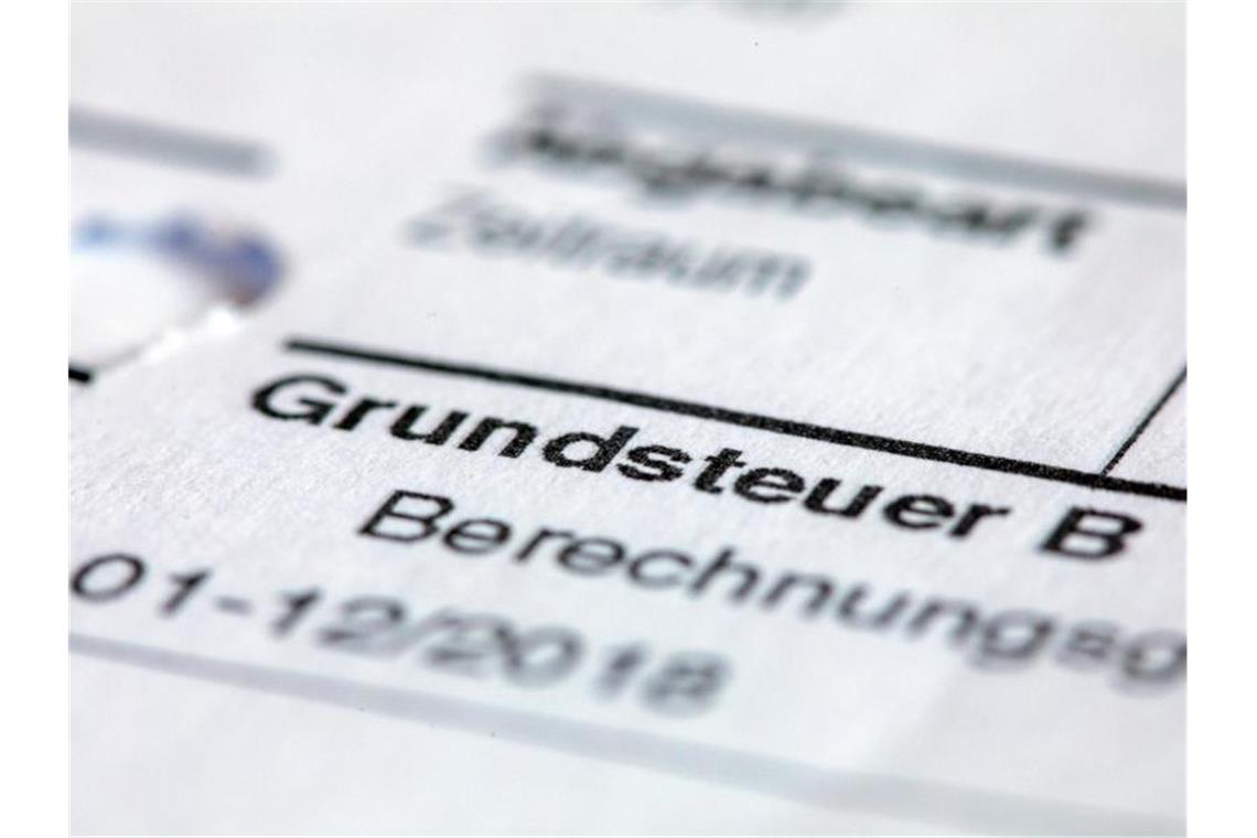 Auf Hauseigentümer kommt zweite Steuererklärung zu Ein Abgabenbescheid für die Entrichtung der Grundsteuer. Foto: Jens Büttner/dpa
