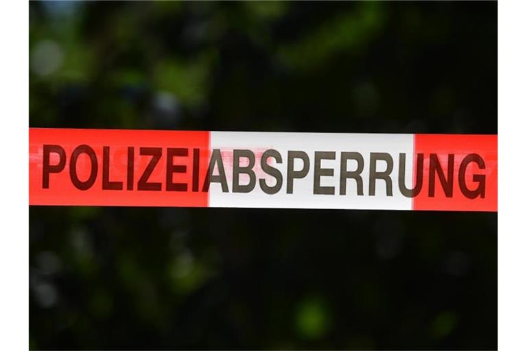 Ein Absperrband der Polizei. Foto: Hendrik Schmidt/dpa-Zentralbild/dpa/Symbolbild