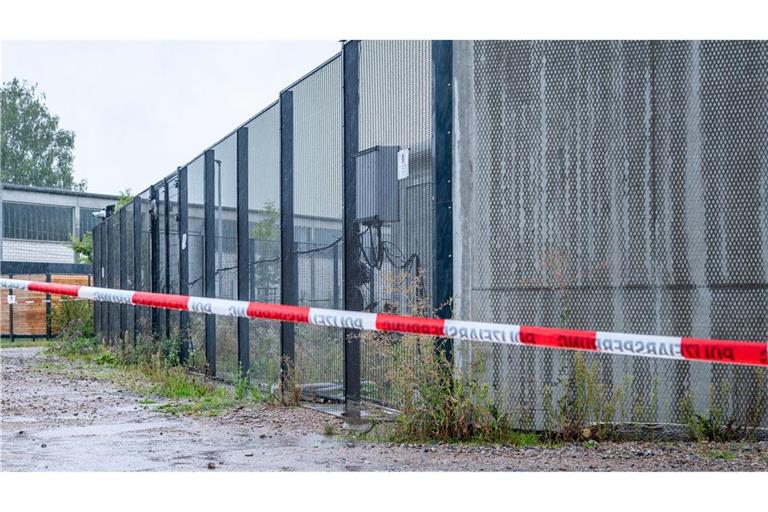 Ein Absperrband der Polizei ist vor einem Tor des Bezirkskrankenhauses Straubing angebracht. Vier Männer sind am Samstagabend aus der geschlossenen Klinik entflohen.