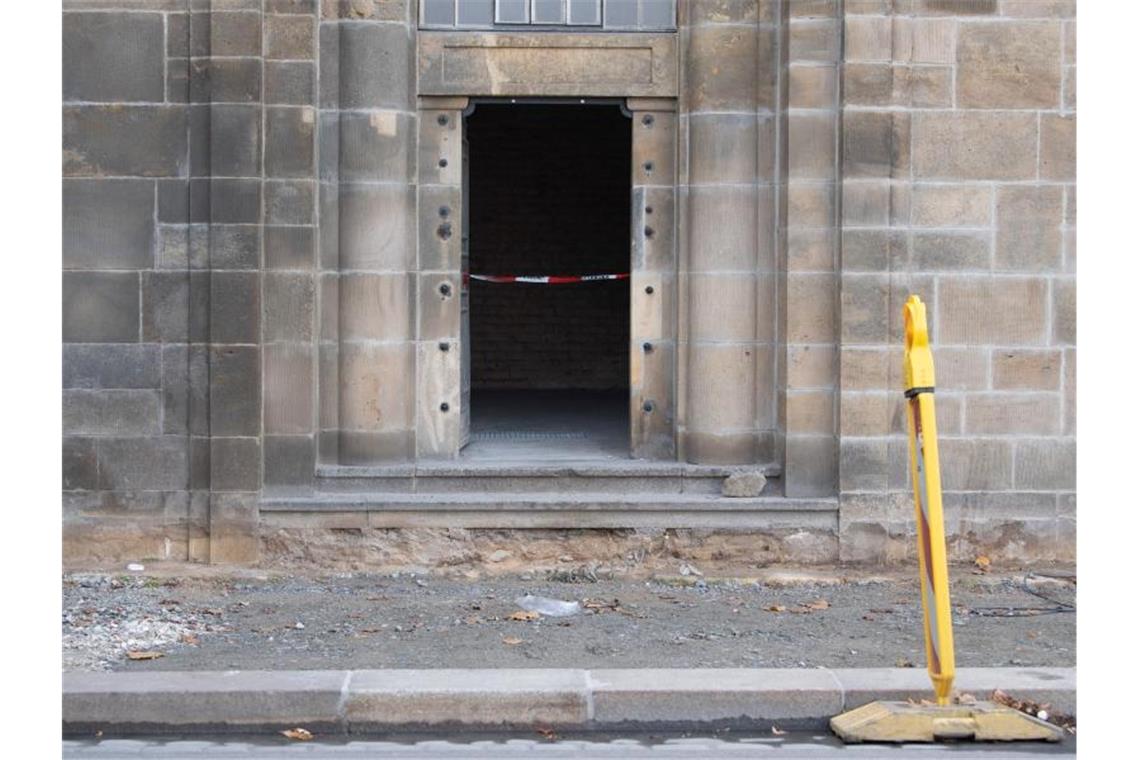 Nach Juwelendiebstahl: Verdächtige aus Clan-Milieu gefasst Ein Absperrband hängt an einem Zugang zu den Katakomben unter der Augustusbrücke. Knapp ein Jahr nach dem Kunstraub im Dresdner Grünen Gewölbe hat die Polizei in Berlin drei Tatverdächtige festgenommen. Foto: Sebastian Kahnert/dpa-Zentralbild/dpa
