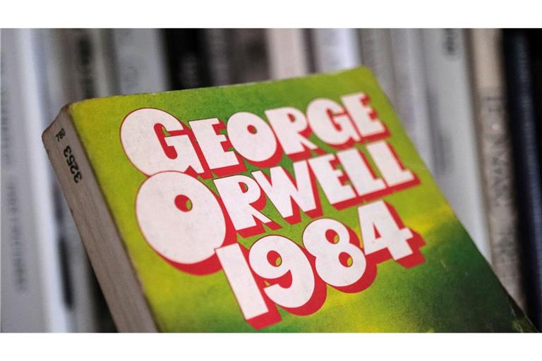 Ein ältere Ausgabe des Romans "1984" von George Orwell.