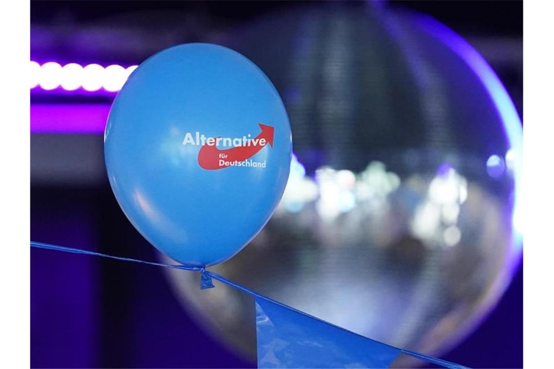 Ein AfD-Luftballon hängt an einem Band. Foto: Marcus Brandt/dpa/Symbolbild