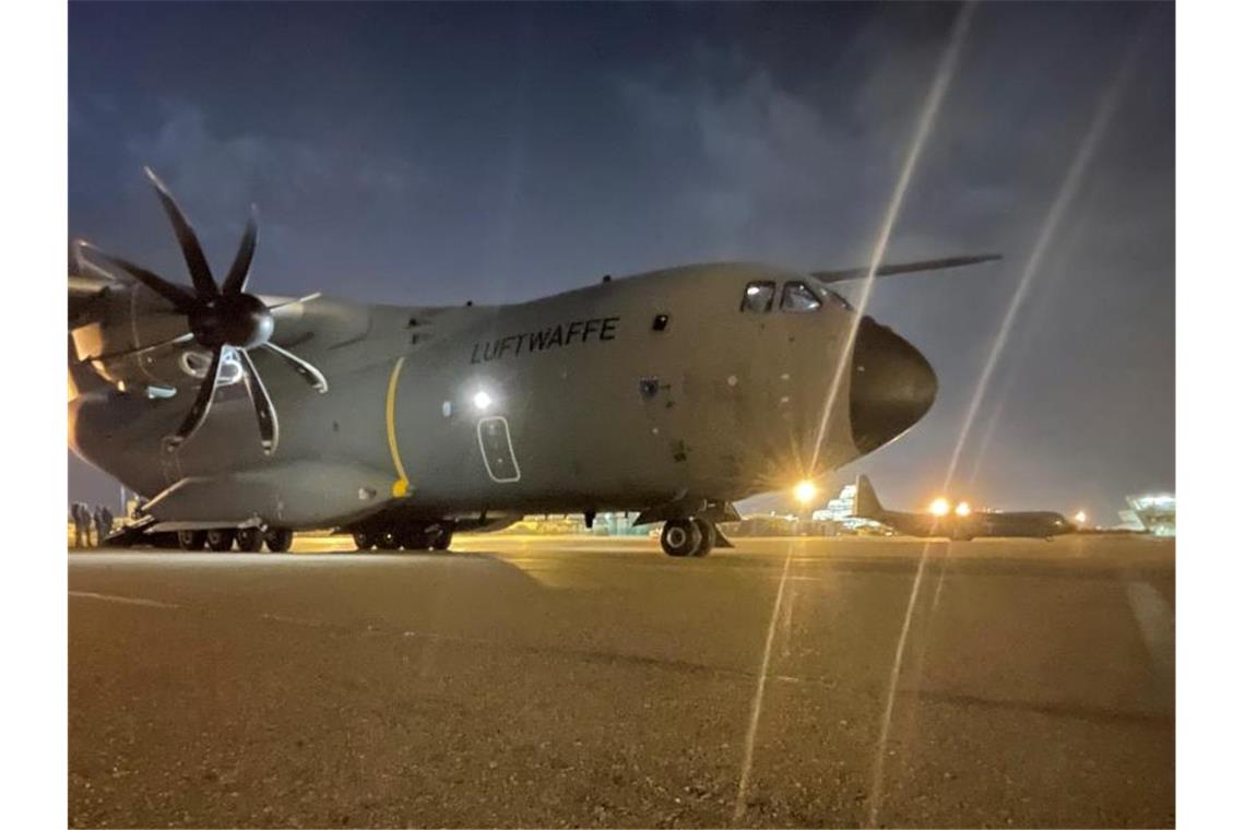 Acht weitere Menschen von Bundeswehr aus Kabul evakuiert Ein Airbus der deutschen Luftwaffe auf dem Flughafen von Taschkent. Die Bundeswehr hat weitere Schutzbedürftige aus Kabul evakuiert. Foto: Marc Tessensohn/Bundeswehr/dpa