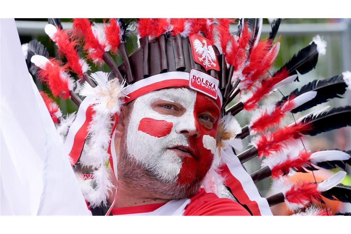 Ein als Häuptling verkleideter polnischer Fan vor dem Volksparkstadion in Hamburg. Polen trifft im ersten EM-Spiel auf die Niederlande.