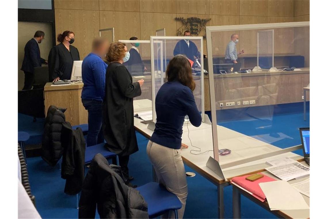 Ein Angeklagter (3.v.l.) und eine Angeklagte (5.v..l.) stehen im Landgericht. Foto: Julian Weber/dpa