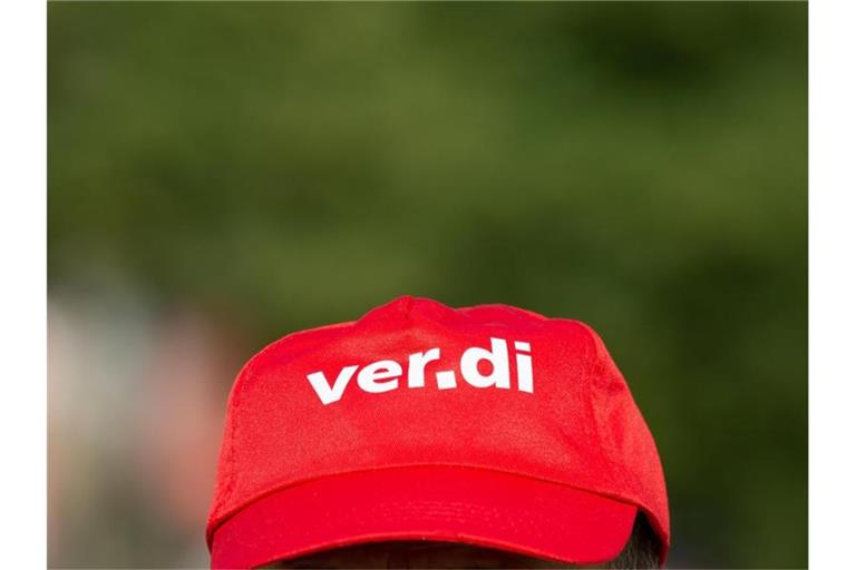 Ein Angestellter trägt eine Mütze mit dem Verdi-Logo. Foto: Christophe Gateau/dpa/Symbolbild