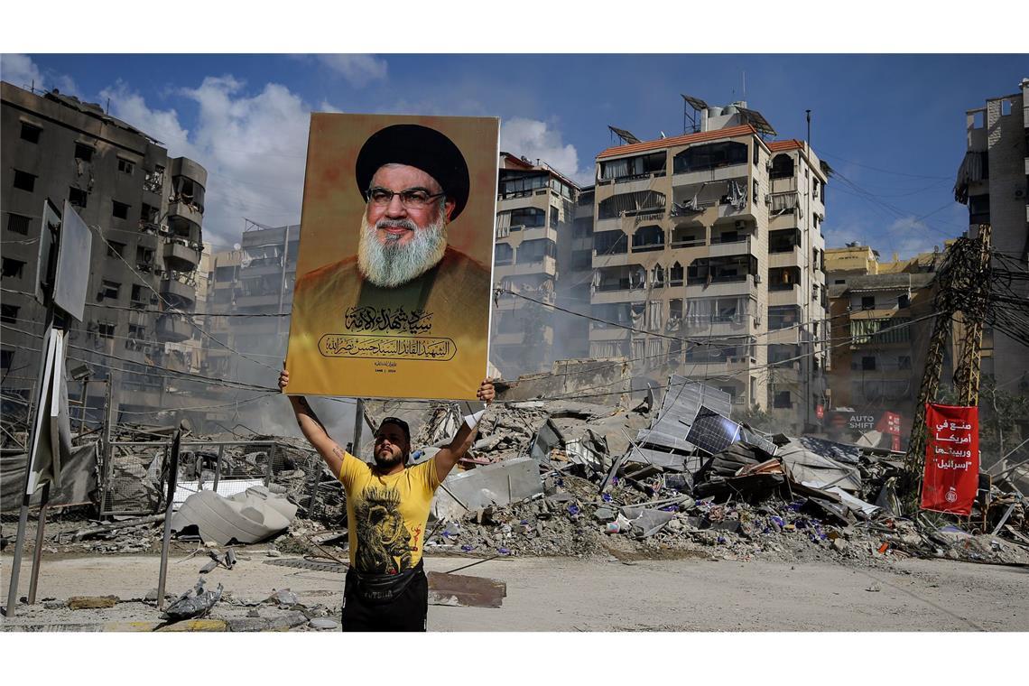 Ein Anhänger mit einem Poster des getöteten Hisbollah-Generalsekretärs Nasrallah.