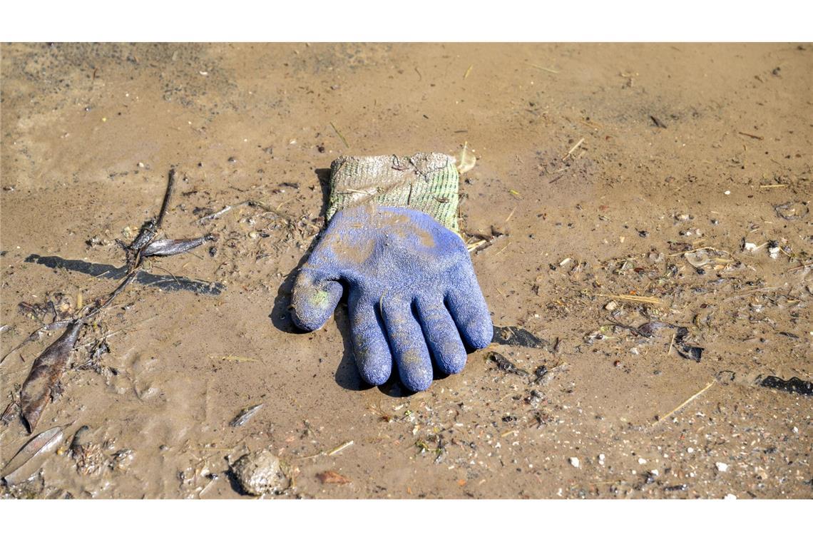 Ein Arbeitshandschuh im Schlamm in Offingen: Hier stand das Wasser meterhoch in den Straßen und Häusern. In Bayern herrscht nach heftigen Regenfällen vielerorts weiter Land unter.