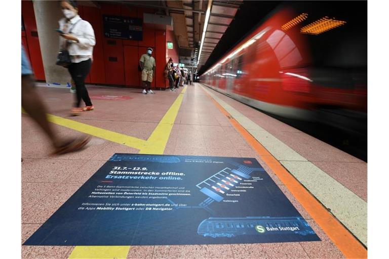 Ein Aufkleber auf dem Boden weist in der S-Bahnstation im Hauptbahnhof auf die Streckensperrung hin. Foto: Franziska Kraufmann/dpa