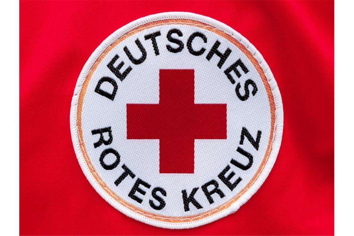 Ein Aufnäher mit dem Logo des Deutschen Roten Kreuzes (DRK). Foto: Markus Scholz/dpa/Archivbild