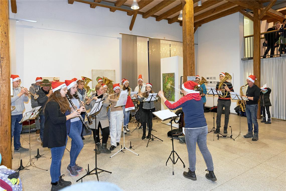 Ein Auftritt des Musikvereins Oberbrüden zwischen Kunstobjekten von Britta M. Ischka.