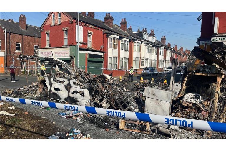 Ein ausgebranntes Auto im Vorort Harehills, nachdem Fahrzeuge in Brand gesetzt und ein Polizeiauto umgestürzt wurde.