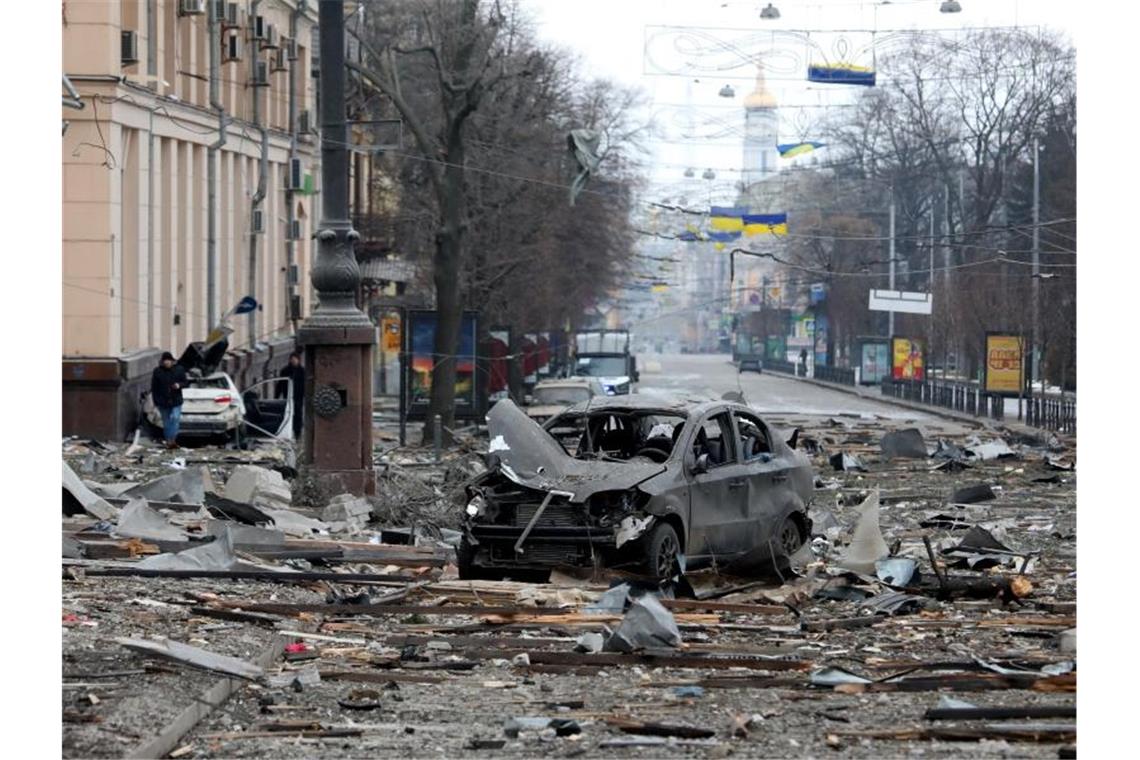 Experten verurteilen Einsatz von Streumunition in Ukraine Ein ausgebranntes Autos in der Nähe des durch Angriffe zerstörten Gebäudes der regionalen Verwaltung von Charkiw. Foto: ---/Ukrinform/dpa