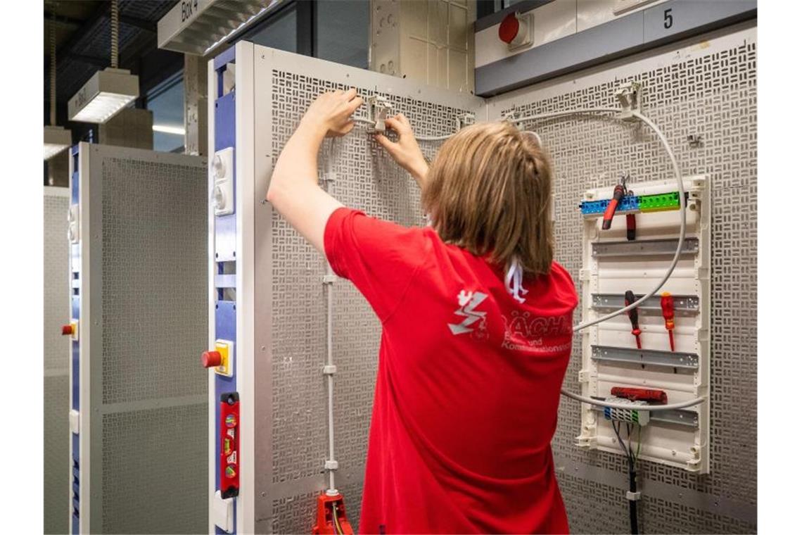 Ein Auszubildender arbeitet in einer Werkstatt des Elektro Technologie Zentrums Stuttgart (etz). Foto: Christoph Schmidt/dpa/Archiv