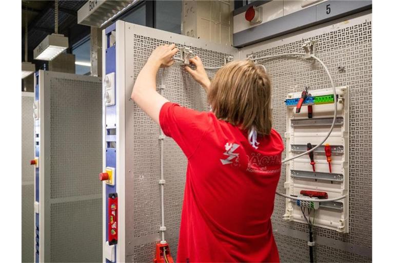 Ein Auszubildender arbeitet in einer Werkstatt des Elektro Technologie Zentrums Stuttgart (etz). Foto: Christoph Schmidt/dpa/Archiv