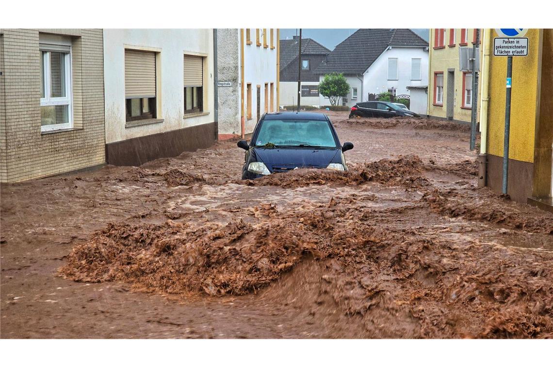 Ein Auto bahnt sich den Weg durch die Wassermassen in Kirn.