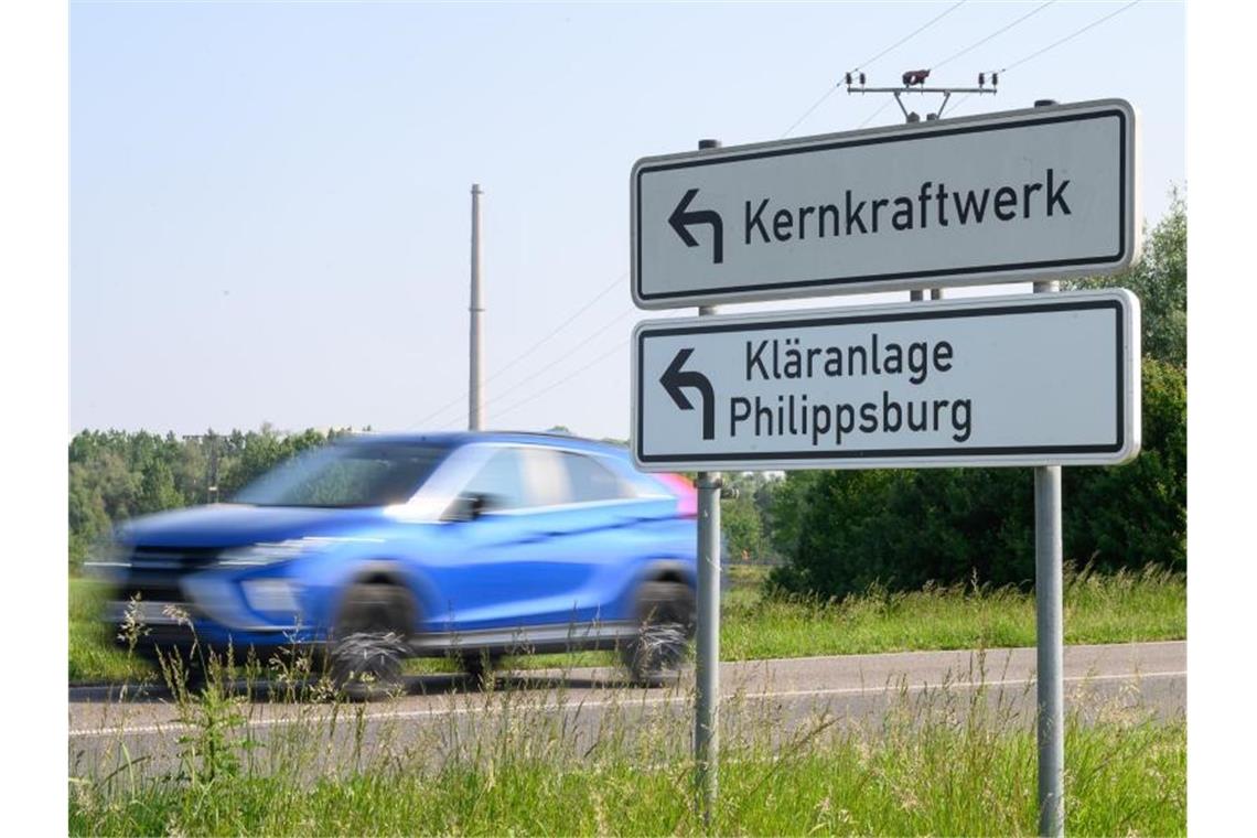 Ein Auto fährt an einem Hinweisschild mit der Aufschrift "Kernkraftwerk" vorbei. Foto: Sebastian Gollnow/dpa/Archivbild