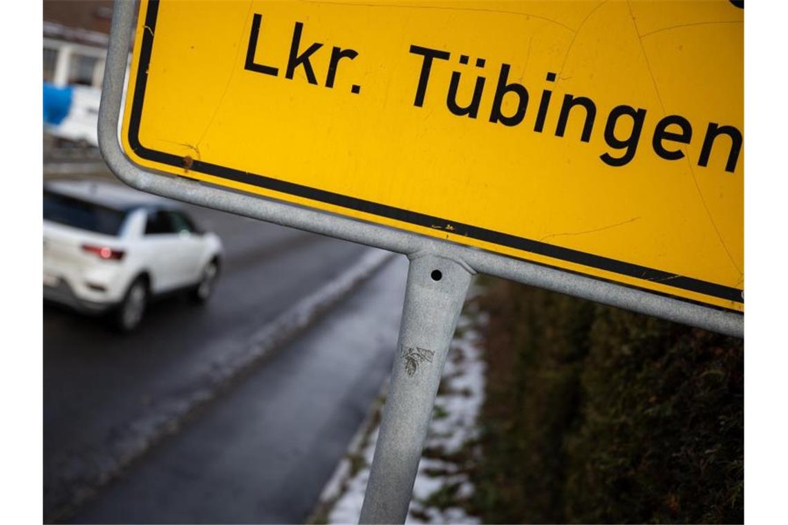 Ein Auto fährt an einem Ortsschild vorbei, auf dem Landkreis Tübingen steht. Foto: Sebastian Gollnow/dpa/Archivbild