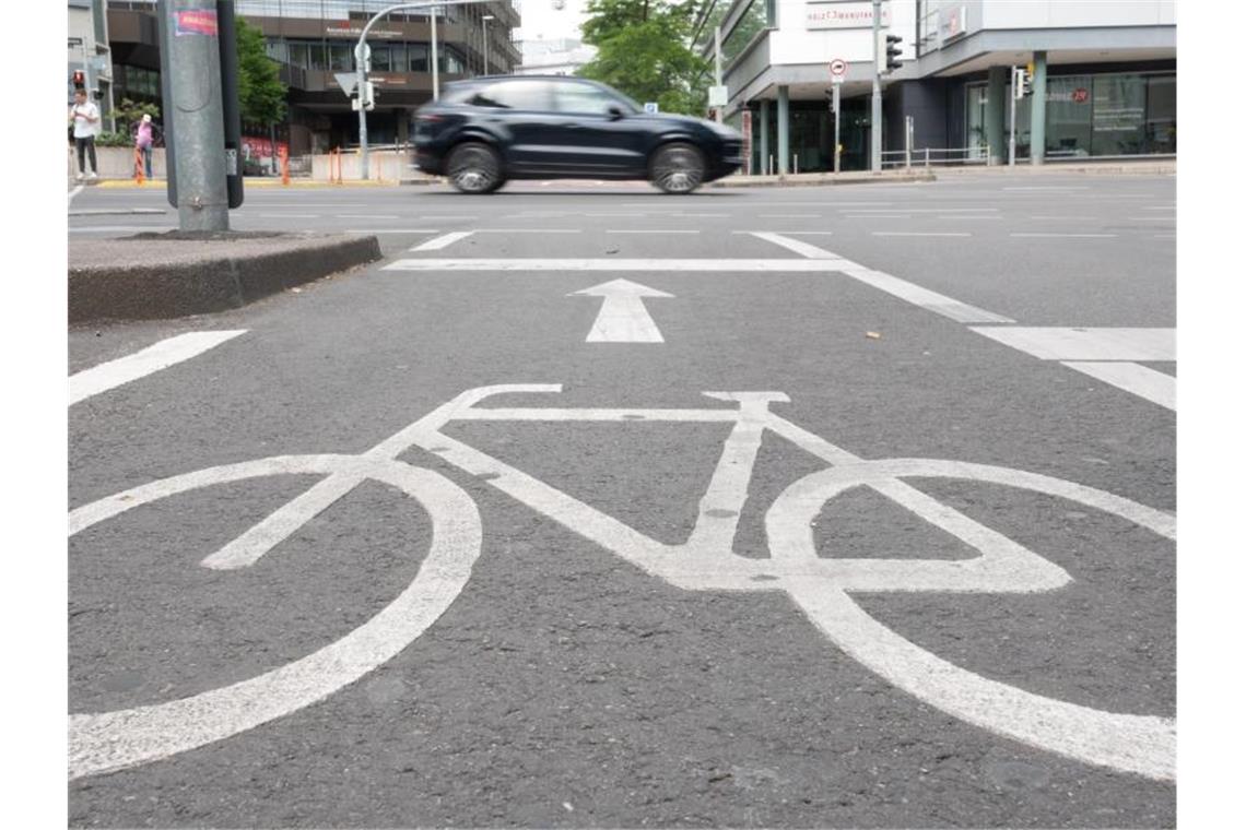 Ein Auto fährt auf der Theodor-Heuss-Straße. Davor ist ein Radweg zu sehen. Foto: Gregor Bauernfeind/dpa/Archivbild