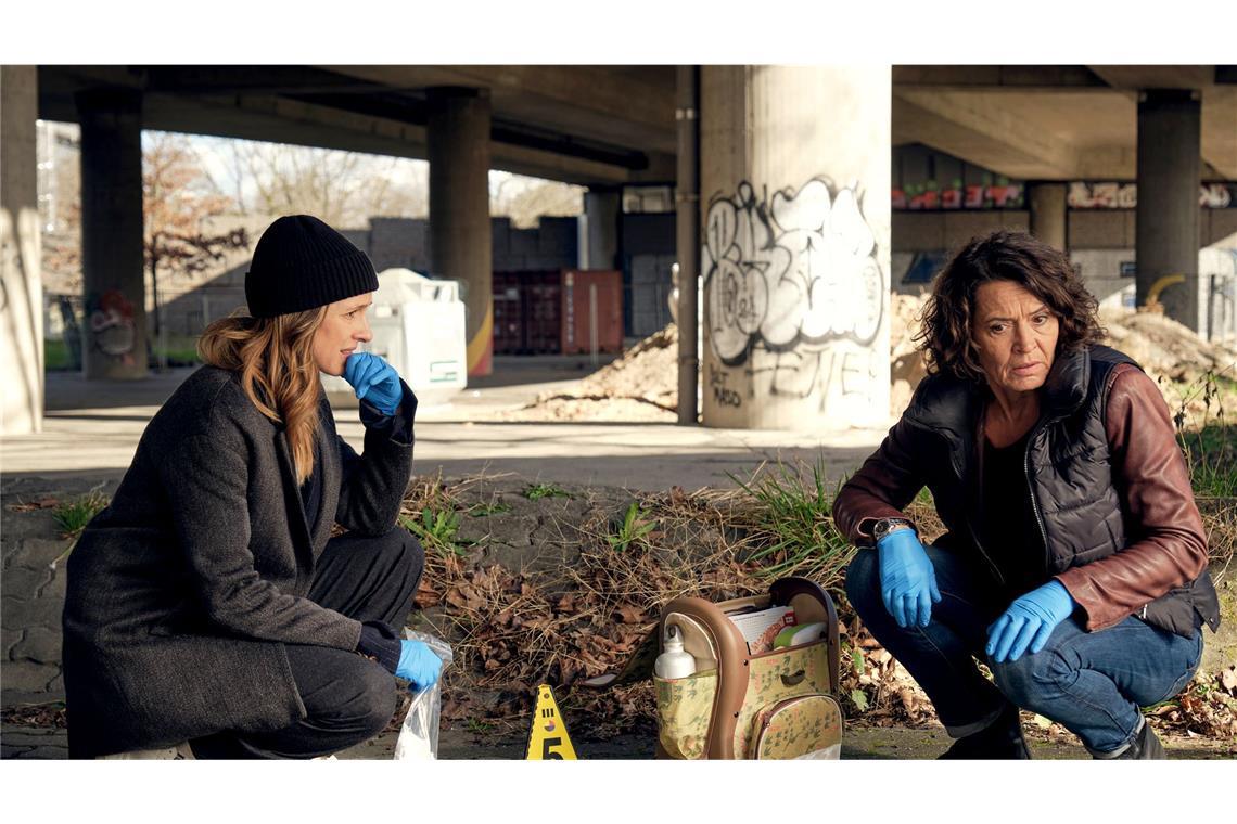 Ein Auto ist ungebremst in eine alte Dame gefahren. Johanna Stern (Lisa Bitter, l.) und Lena Odenthal (Ulrike Folkerts) wird schnell klar, dass sie die Polizei gerade angerufen hatte, um die Entführung des Nachbarjungen zu melden.