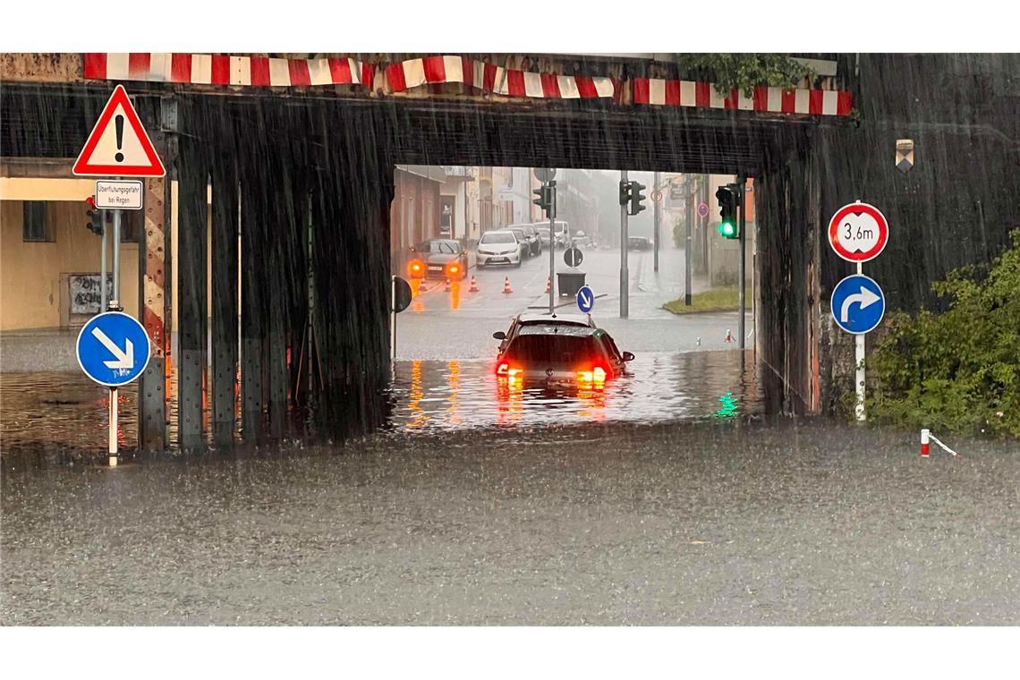 Ein Auto steht in einer überfluteten Unterführung in Oberfranken: Auch für heute hatte der Deutsche Wetterdienst erneut Unwetter durch Gewitter und kräftige, teils langanhaltende Regenfälle angekündigt.