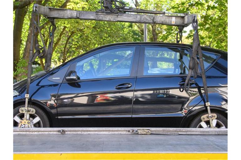 Ein Auto wird abgeschleppt. Foto: Robert Michael/dpa-Zentralbild/dpa-tmn/Symbolbild