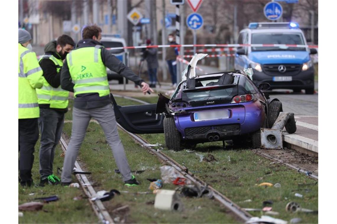 Auto fährt in Leipzig in Menschengruppe - drei Tote Ein Autofahrer ist in Leipzig in eine Menschengruppe gefahren und hat zwei Menschen getötet. Zwei weitere Personen seien sehr schwer verletzt worden, wie die Polizei mitteilte. Foto: Jan Woitas/dpa-Zentralbild/dpa