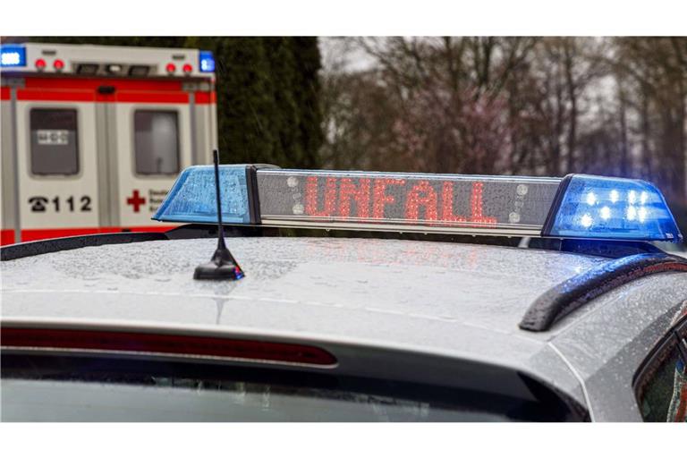 Ein Autofahrer verliert auf der Autobahn bei Westhausen die Kontrolle über seinen Wagen. Wenig später stirbt er (Symbolfoto).