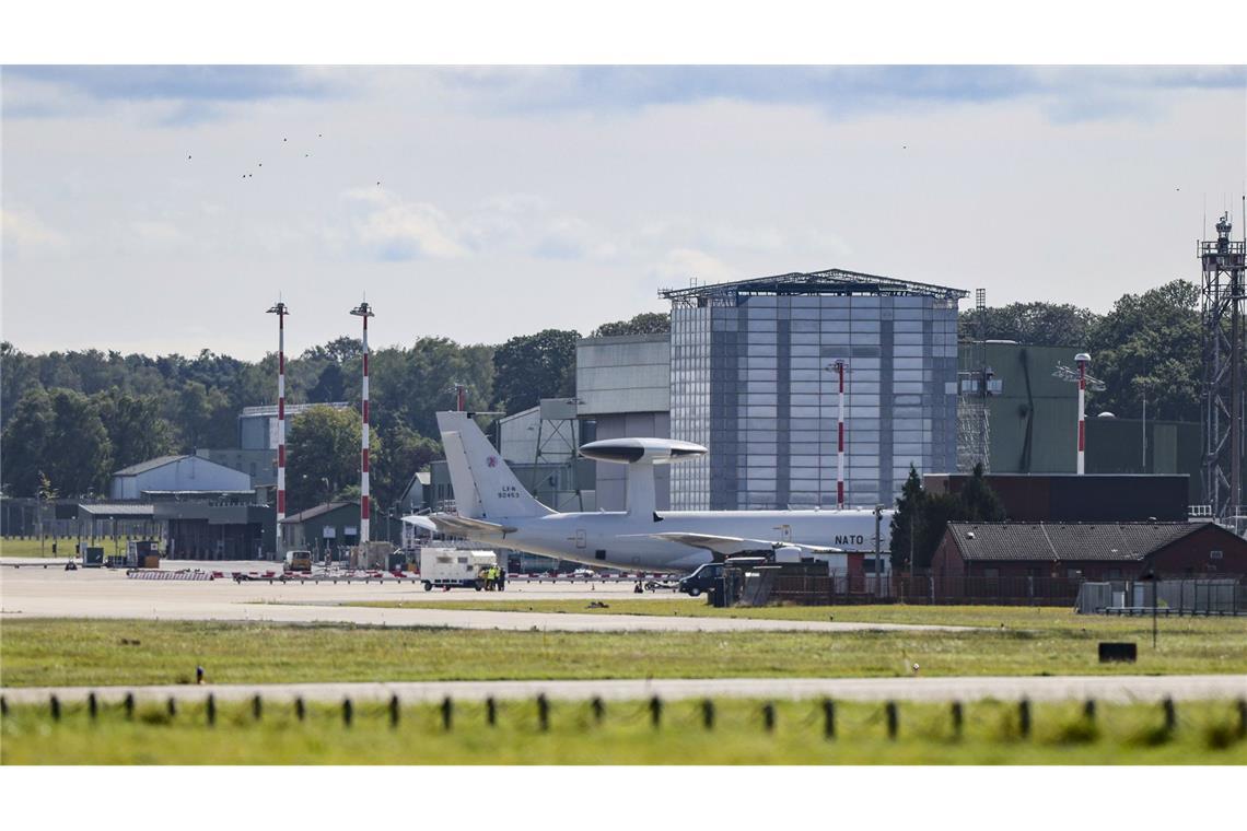 Ein Awacs-Flugzeug (Englisch für „Airborne warning and control system·) steht auf dem Nato-Flugplatz in Geilenkirchen.